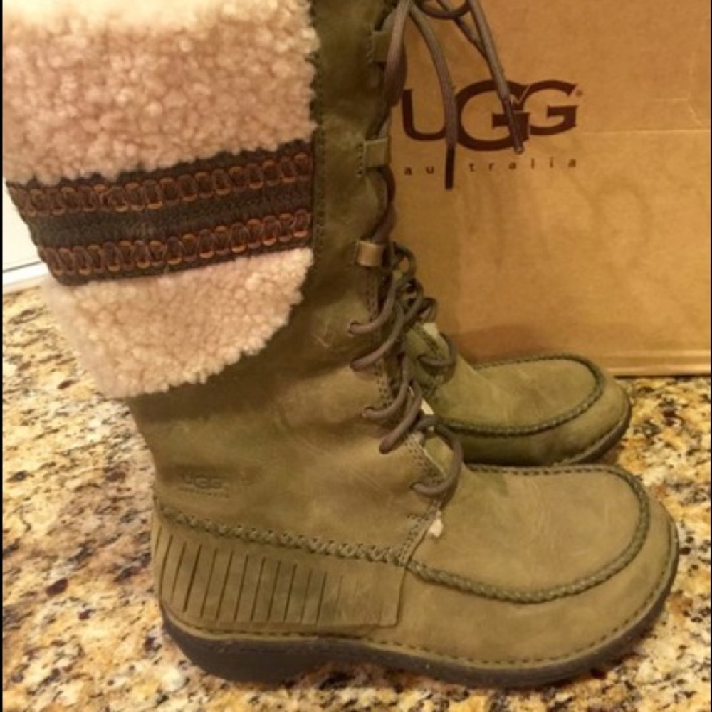 UGG Genuine Sheepskin/ Leather Lace-up Boots 6